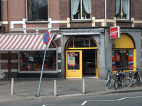 819949 Gezicht op de winkelpui van het pand Poortstraat 104 (Bakkerij Verhoeff) te Utrecht.N.B. Rond 1900 startte E. ...